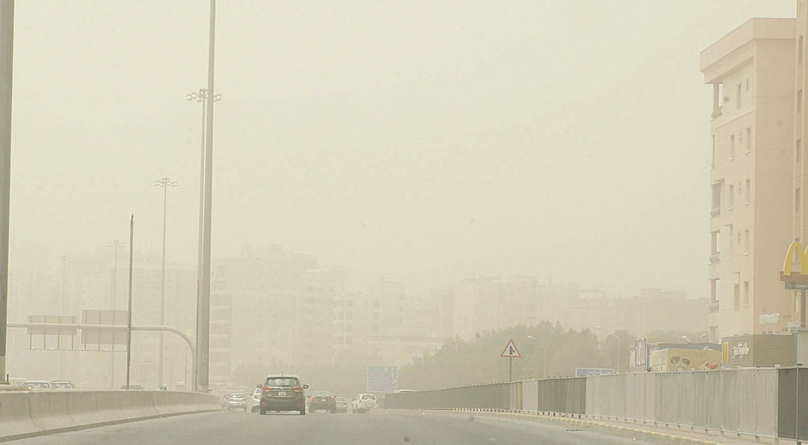 العمارات اختفت خلف الغبار