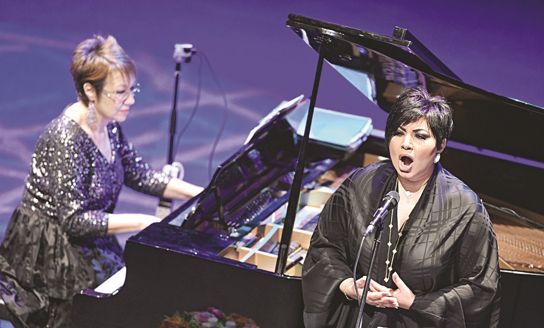 أماني مع عازفة البيانو ديفيرا كانجيفا