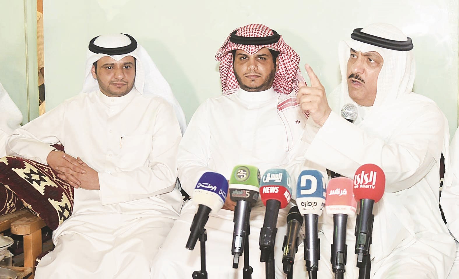 u0627u0644u0628u0631u0627u0643 u0645u062au062du062fu062bu0627u064b u0641u064a u062fu064au0648u0627u0646 u0634u062eu064au0631 (u062au0635u0648u064au0631 u062cu0627u0633u0645 u0628u0627u0631u0648u0646)