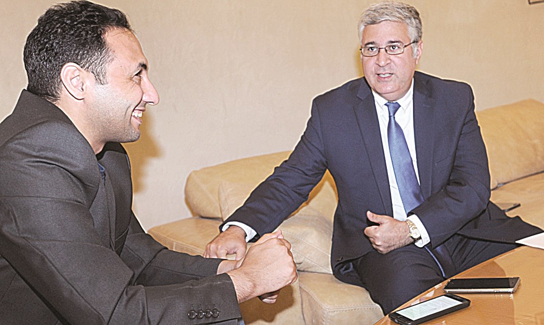 خوري متحدثاً للزميل أحمد زكريا (تصوير كرم ذياب)