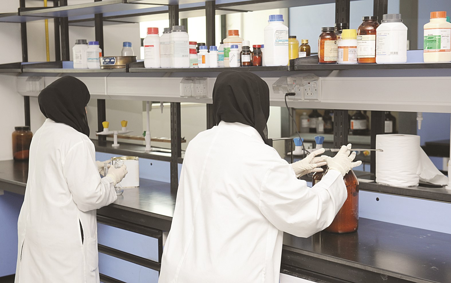 عاملتان في مختبر فحص الأسمدة  (تصوير سعود سالم)