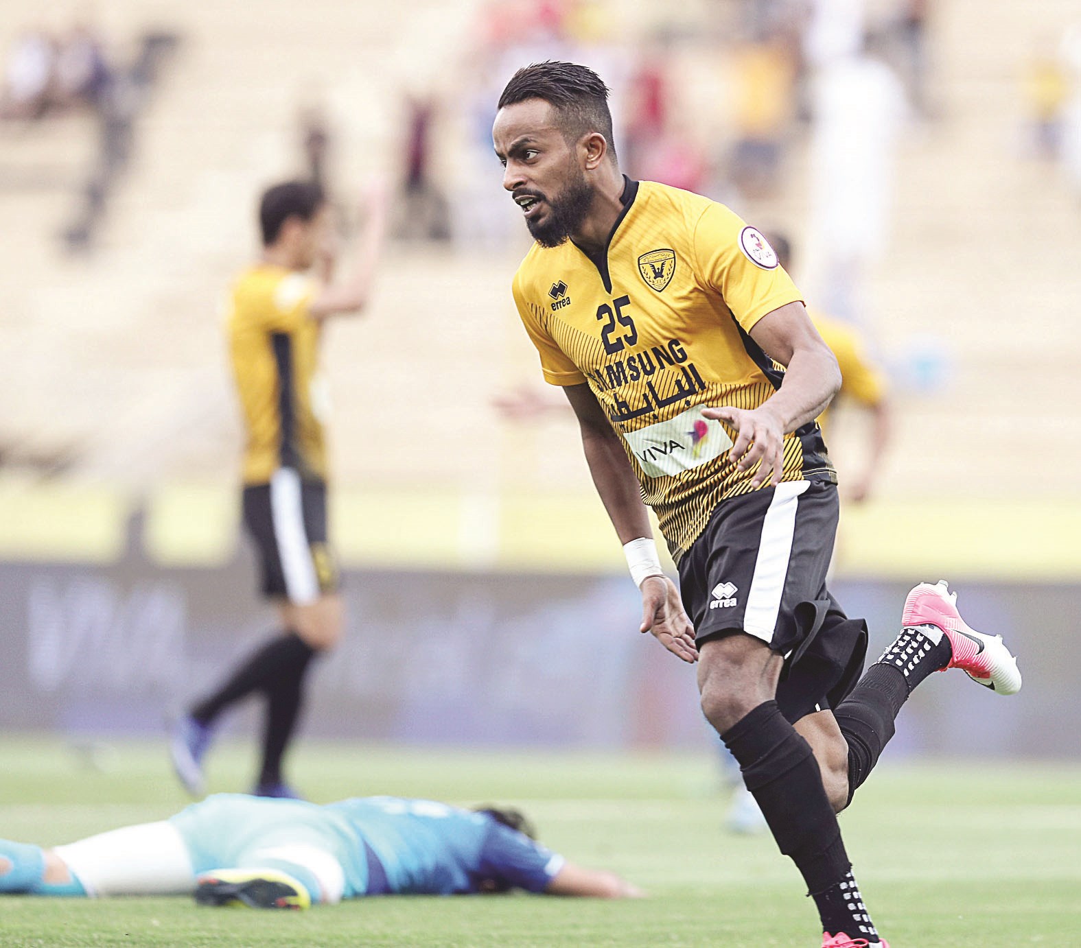 u0644u0627u0639u0628 u0627u0644u0642u0627u062fu0633u064au0629 u0636u0627u0631u064a u0633u0639u064au062f u0645u062du062au0641u0644u0627u064b u0628u0647u062fu0641u0647 u0641u064a u0645u0631u0645u0649 u0627u0644u0633u0627u0644u0645u064au0629  (u0627u0644u0623u0632u0631u0642 u062fu0648u062a u0643u0648u0645)