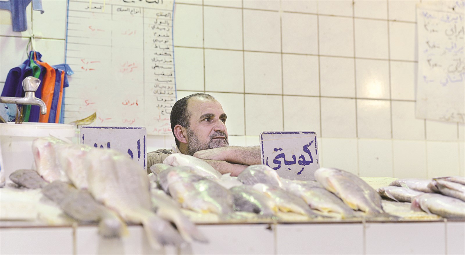 u0628u0627u0626u0639 u0641u064a u0633u0648u0642 u0627u0644u0633u0645u0643 u0627u0644u062eu0627u0644u064a... u064au0646u062au0638u0631 u0632u062du0645u0629 u0627u0644u0632u0628u0627u0626u0646 (u062au0635u0648u064au0631: u0646u0627u064au0641 u0627u0644u0639u0642u0644u0629)