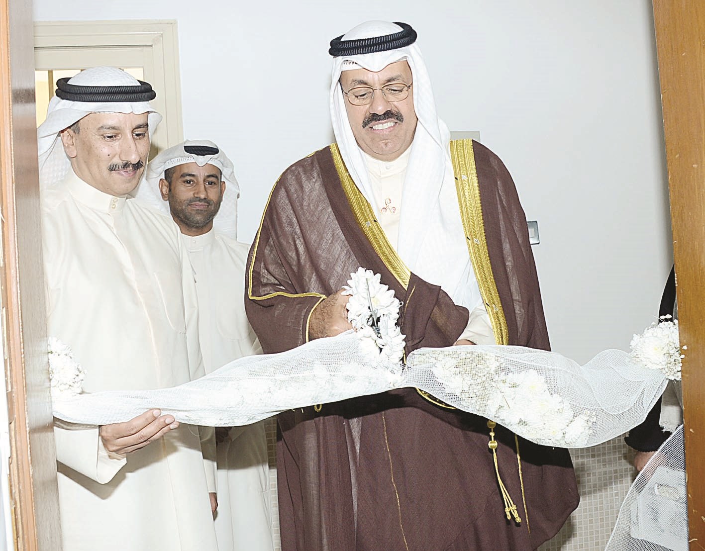 النواف يفتتح الغرفة الحسية وإلى جانبه العجمي والجريد