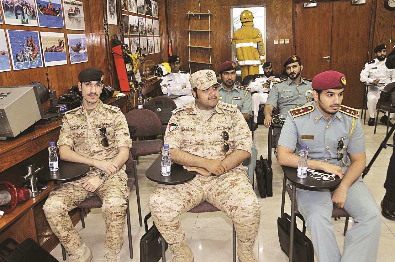 مشاركون يتابعون إحدى فعاليات الدورة