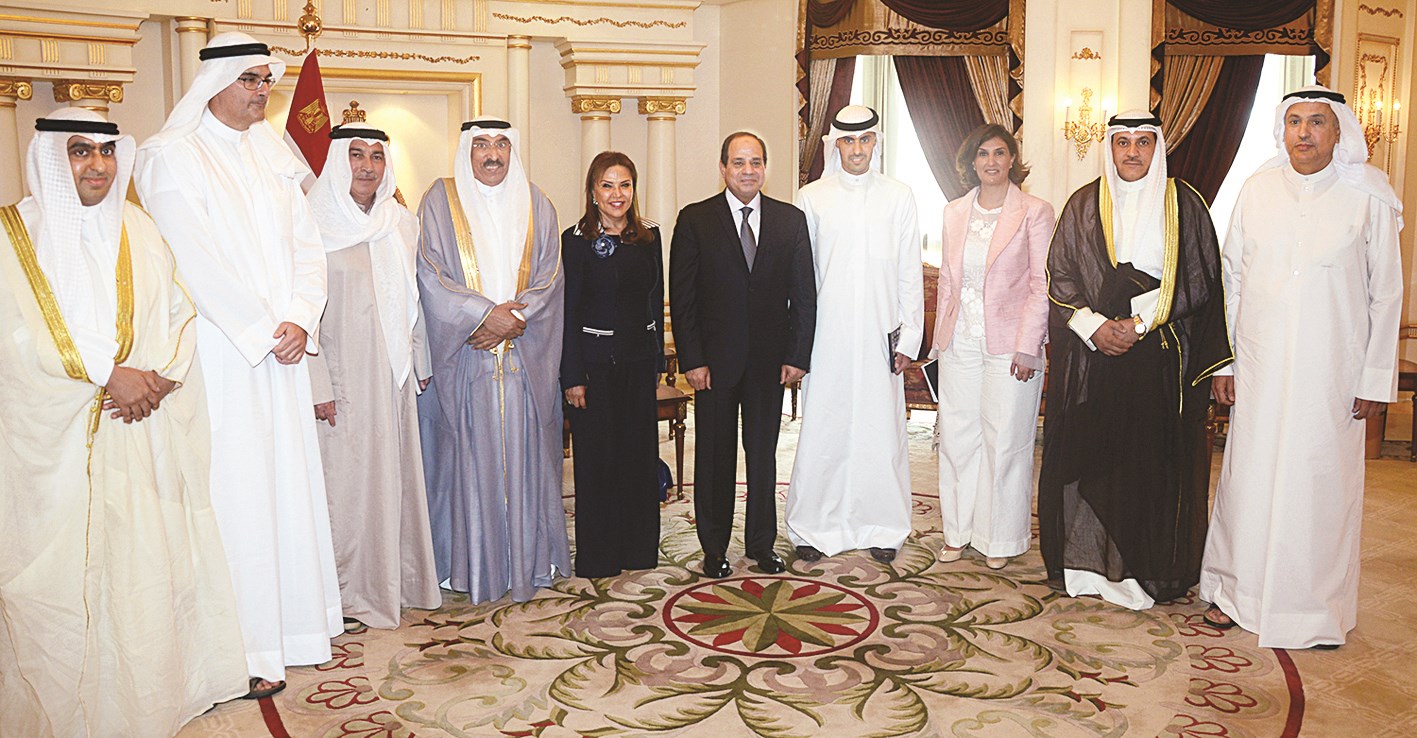 السيسي متوسطاً أعضاء الجانب الكويتي فى مجلس التعاون الاقتصادي المصري - الكويتي