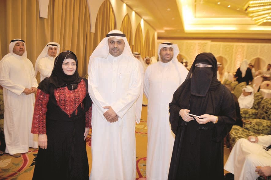 ... ومتوسطاً موظفتين في الوزارة