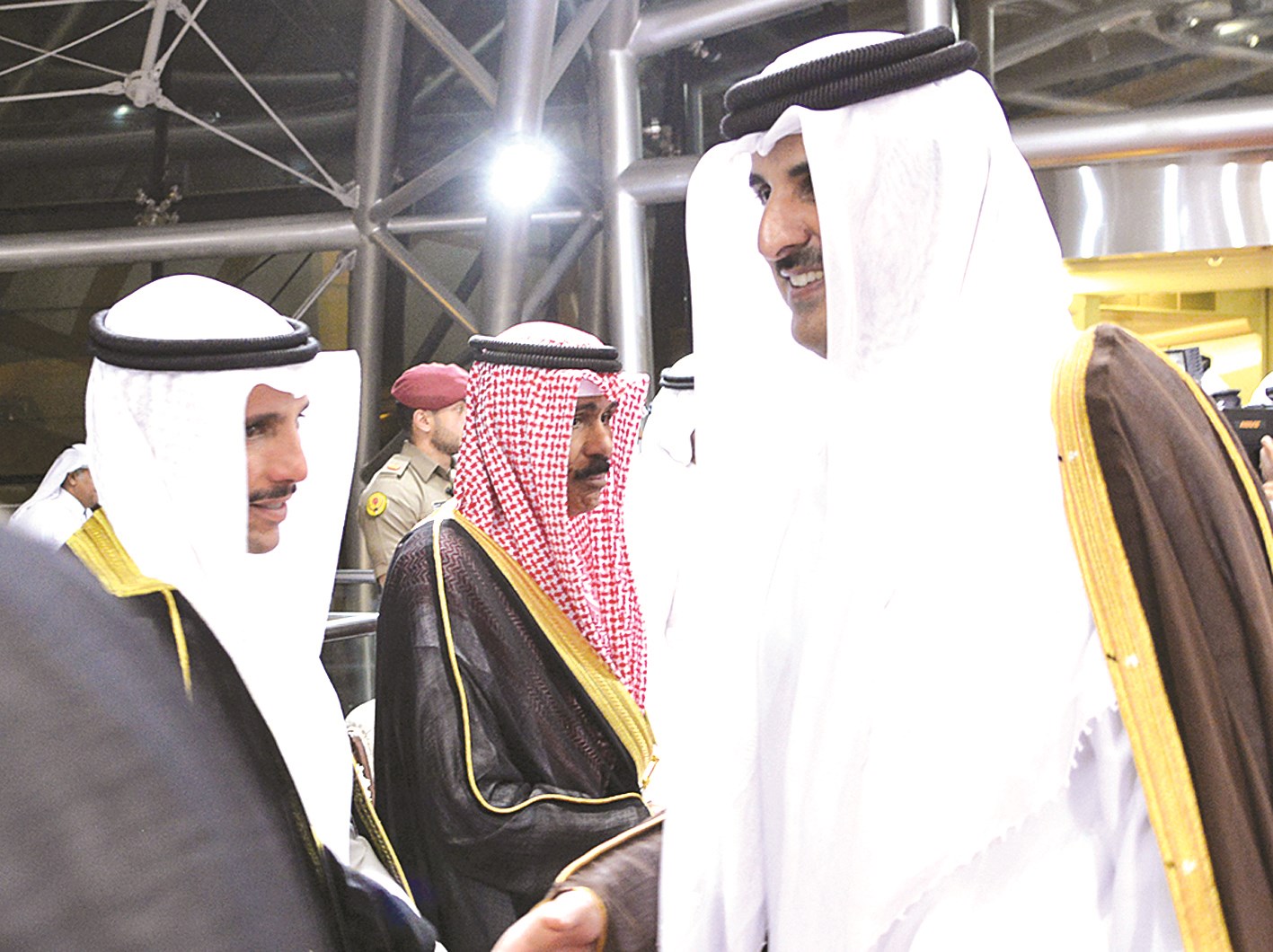 أمير قطر مغادراً وفي وداعه الغانم