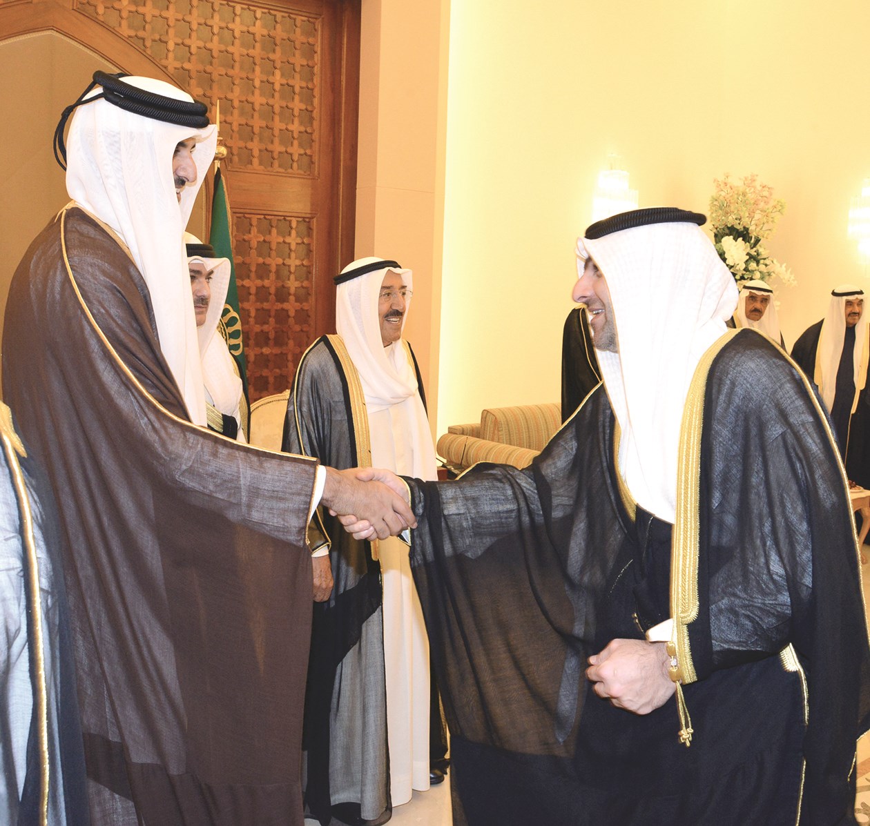 ...ومصافحاً ياسر أبل