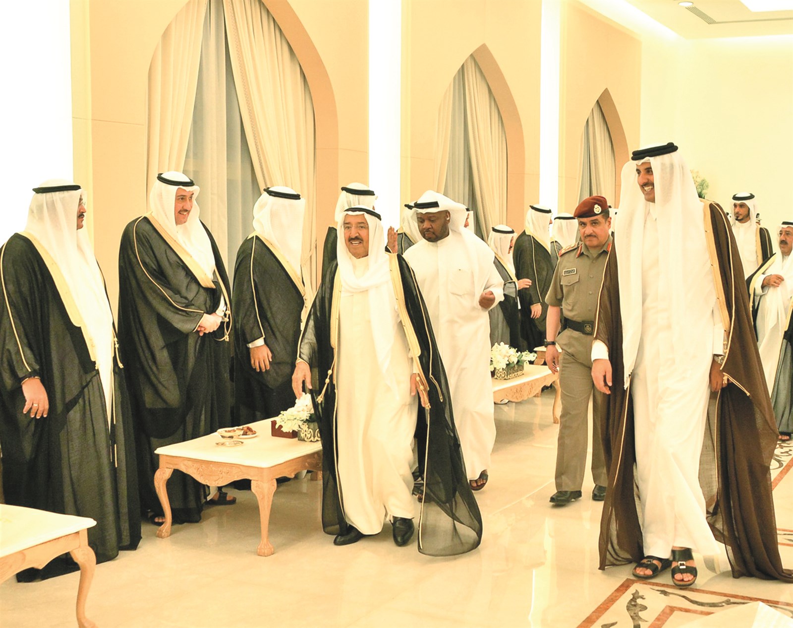 صاحب السمو مصطحباً ضيفه إلى مأدبة الإفطار
