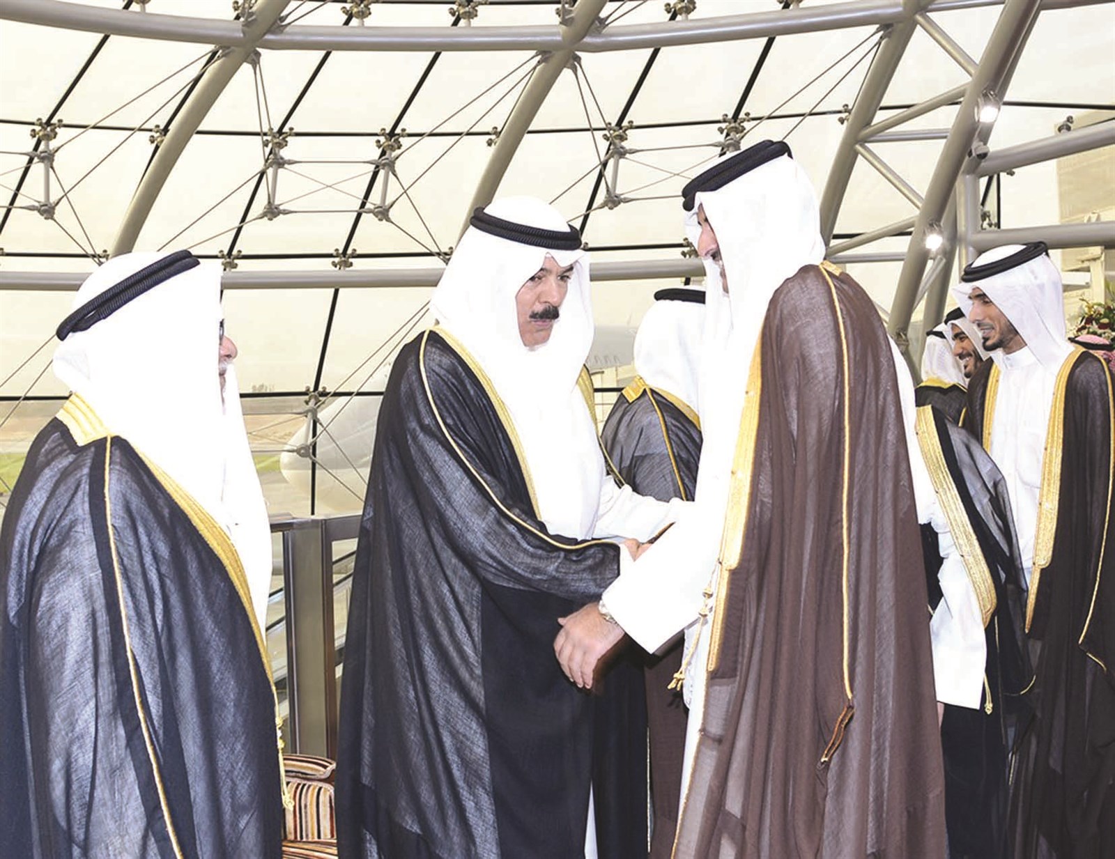 تميم بن حمد وفي استقباله علي الجراح ومحمد الخالد