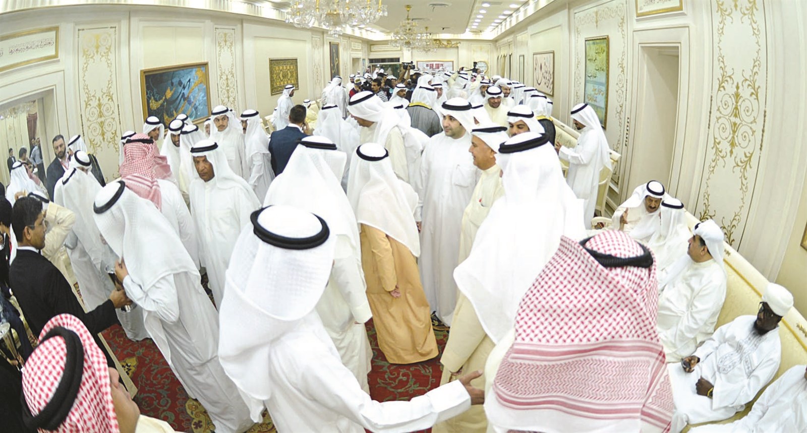 حشود المهنئين