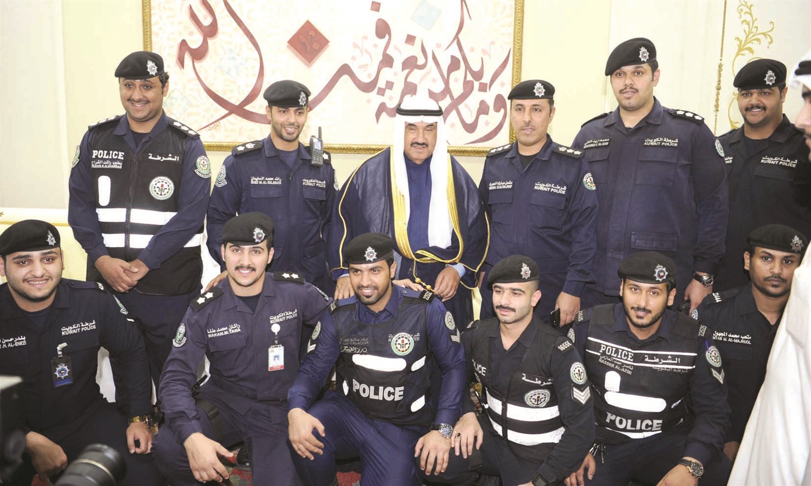 ناصر المحمد مع رجال أمن العاصمة