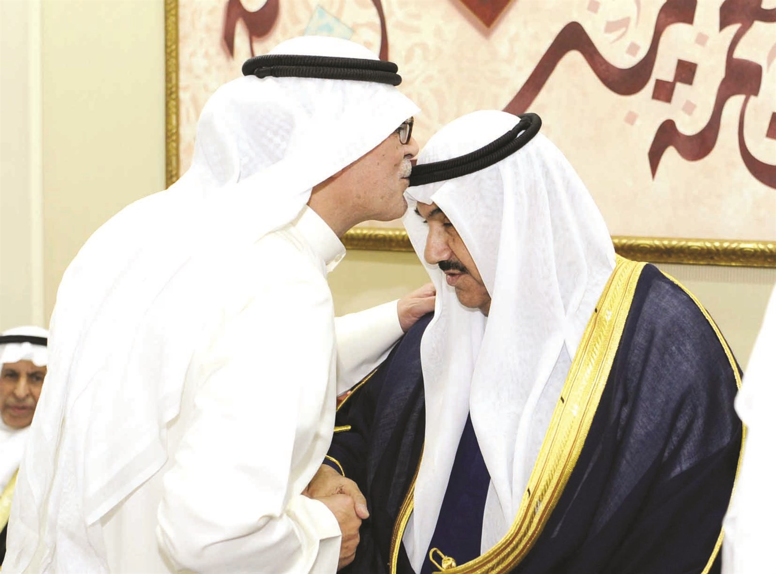 خورشيد يطبع قبلة تهنئة على رأس المحمد