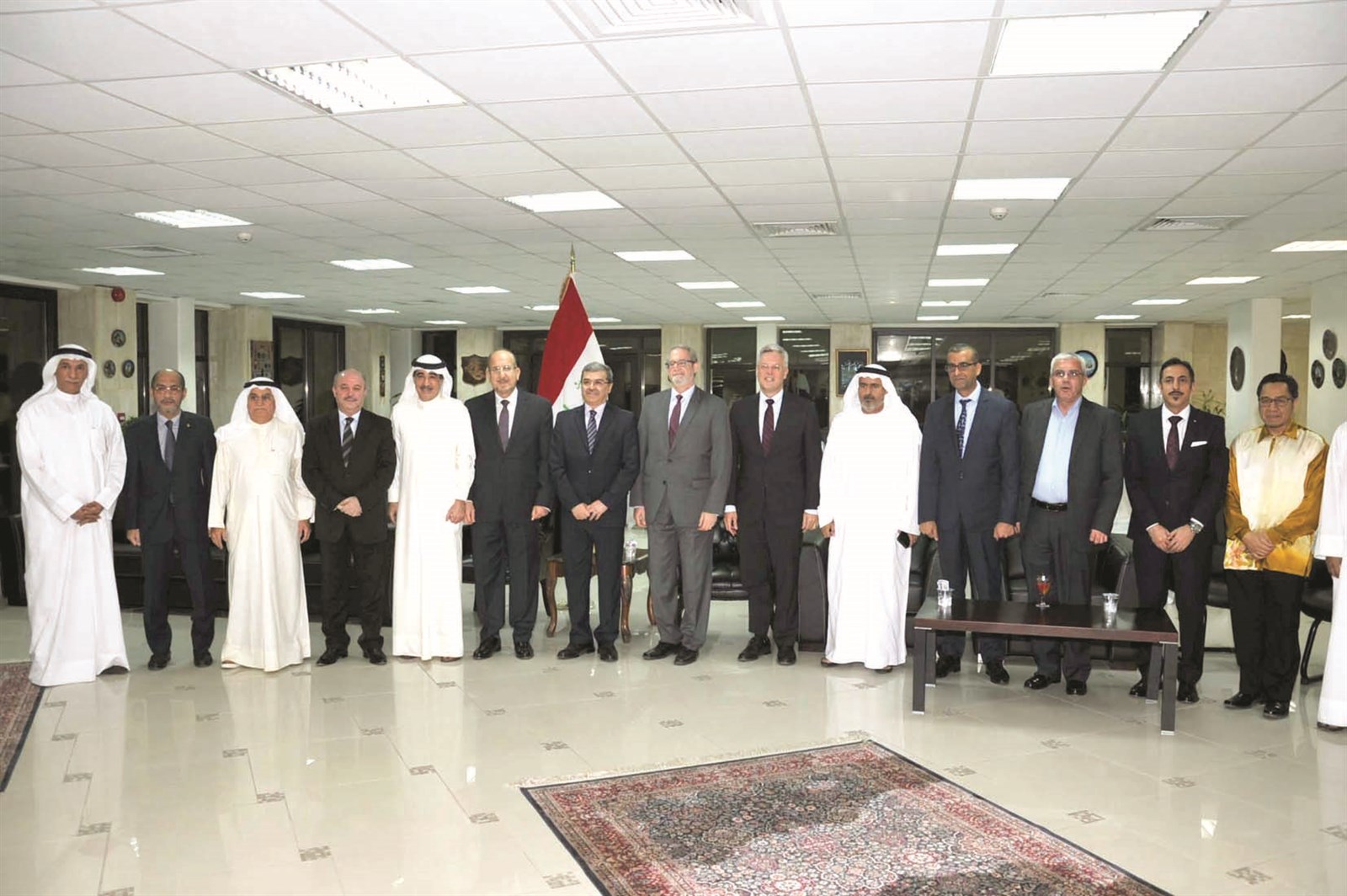 u0627u0644u0647u0627u0634u0645u064a u0645u062au0648u0633u0637u0627u064b u0645u062cu0645u0648u0639u0629 u0645u0646 u0627u0644u0633u0641u0631u0627u0621     (u062au0635u0648u064au0631 u0646u0648u0631 u0647u0646u062fu0627u0648u064a)