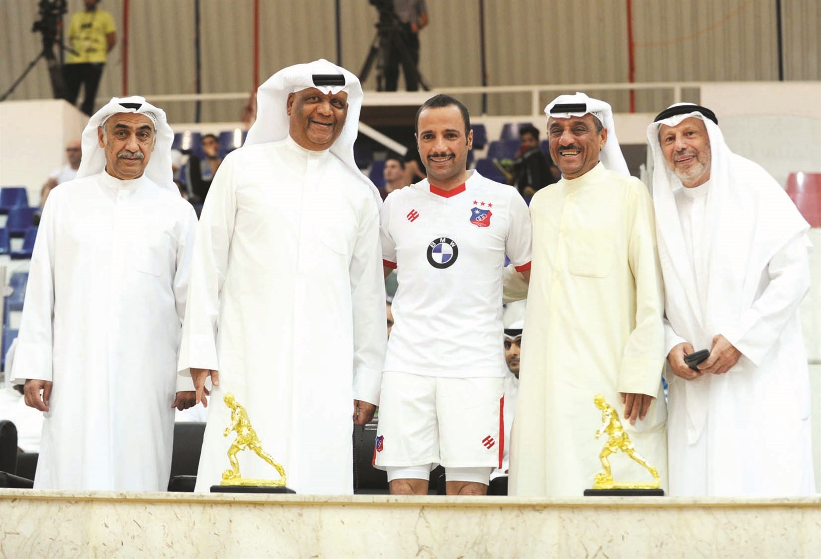 ... ومتوسطاً نجوماً من «العصر الذهبي»