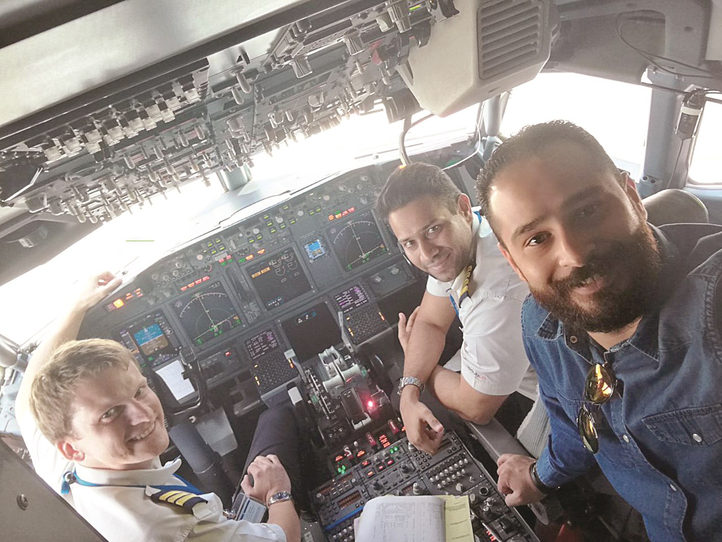 الزميل محمد أنور في كابينة طياري «فلاي دبي»
