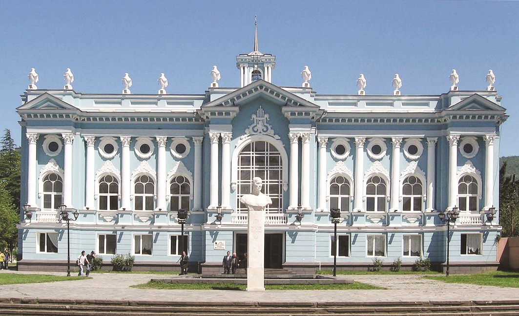 مسرح سيناكي مثال على النمط الكلاسيكي الحديث