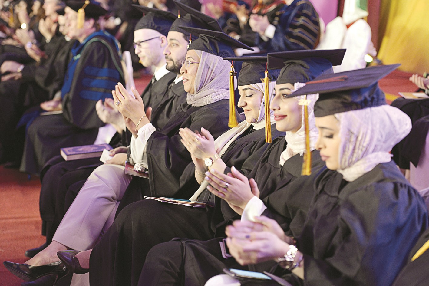 خريجات سعيدات بيوم التخرج