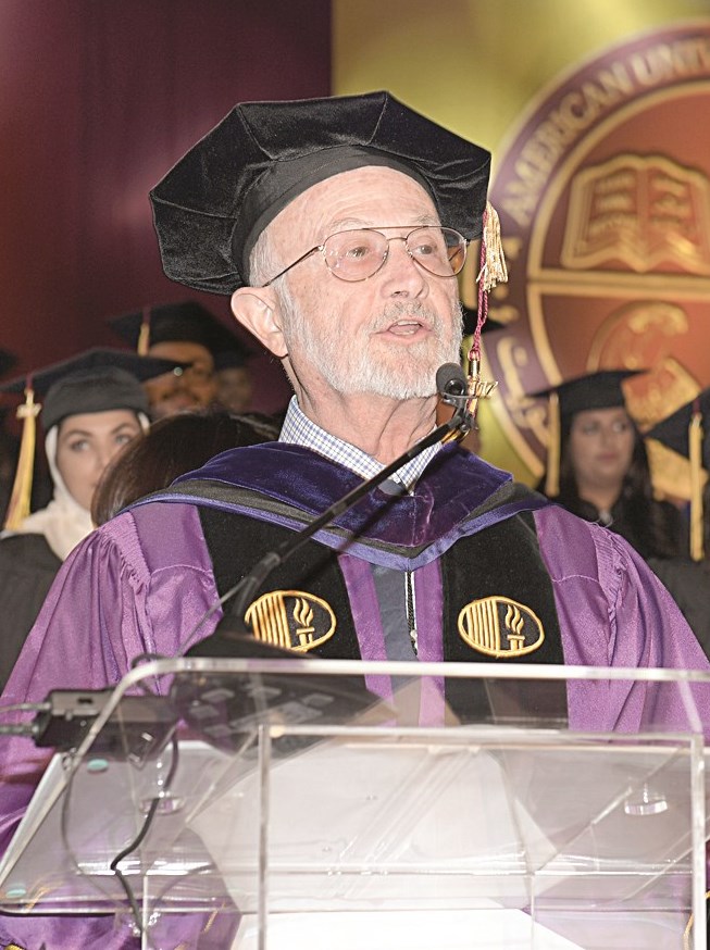 رئيس الجامعة إيرل سوليفان يلقي كلمته