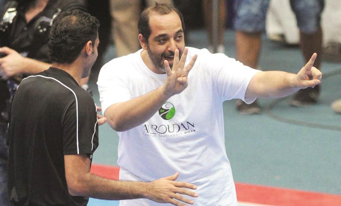 العبدالله يعدد لحكم المباراة المخالفات المرتكبة ضد فريقه