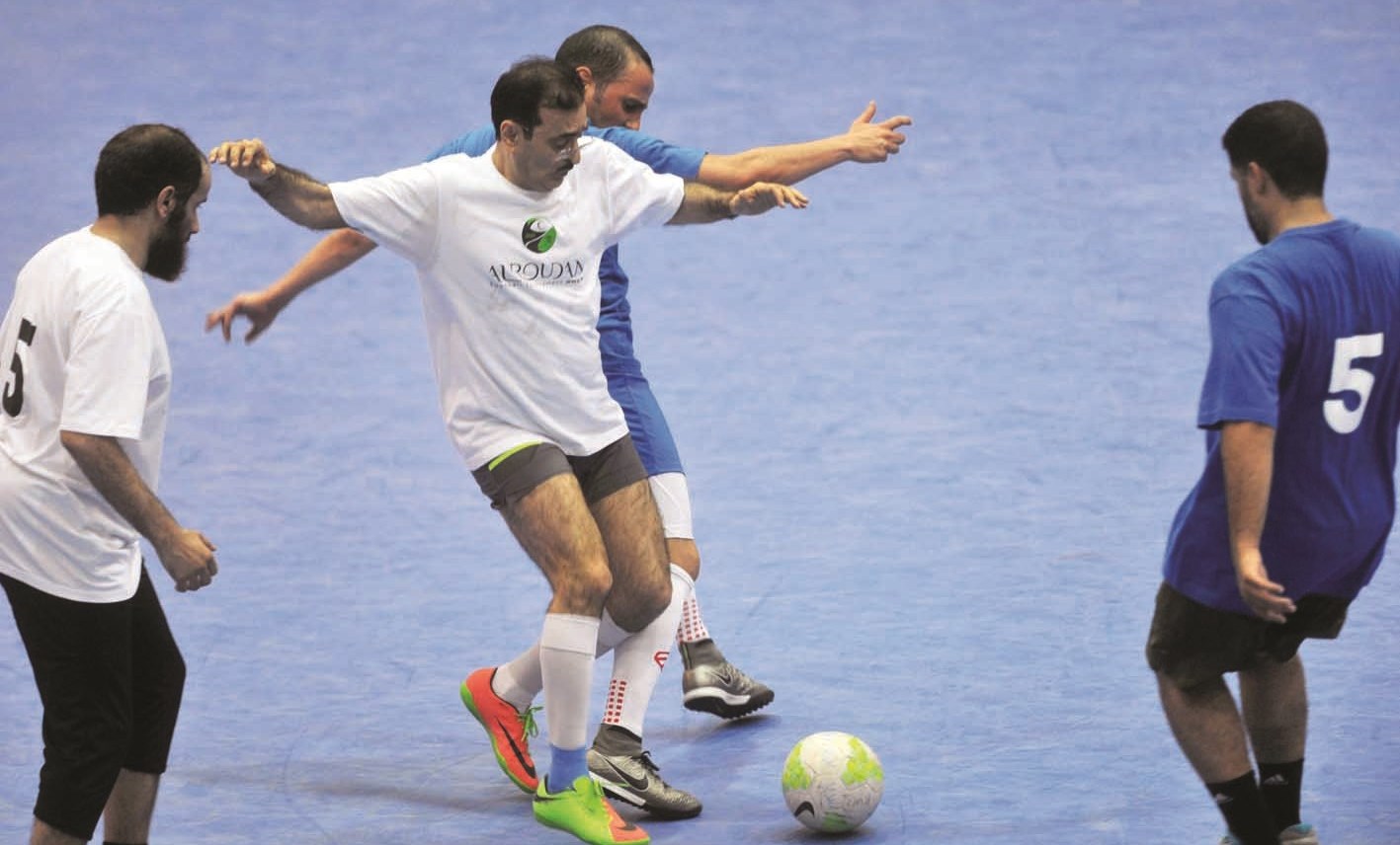 صراع على الكرة بين الغانم وعبداللطيف الروضان