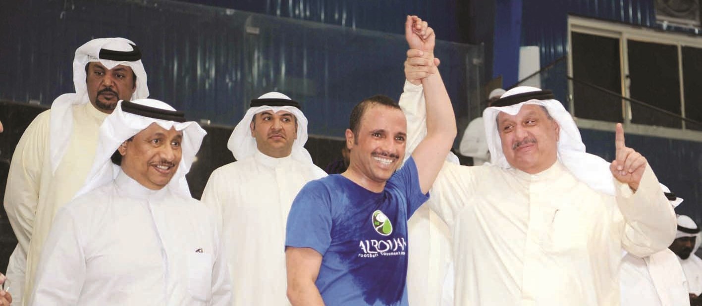 الكندري يحيي الغانم أثناء حفل التتويج