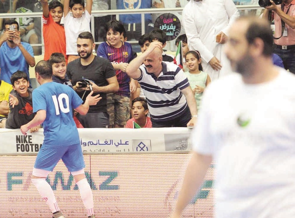 الغانم محتفلاً بهدف الفوز والعبدالله متأثراً