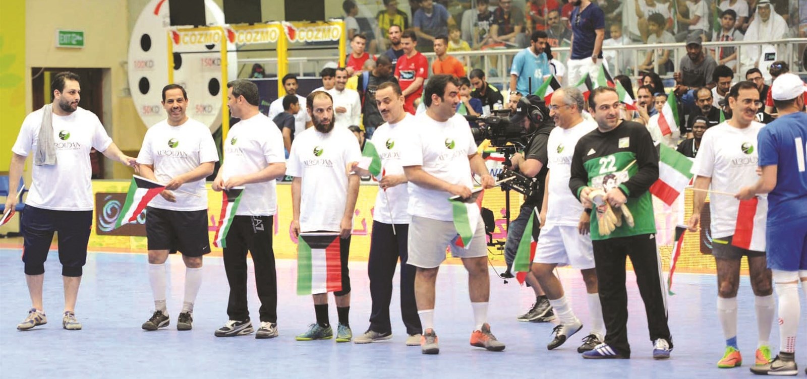 الفريق الحكومي يحيي الجمهور قبل انطلاق المباراة