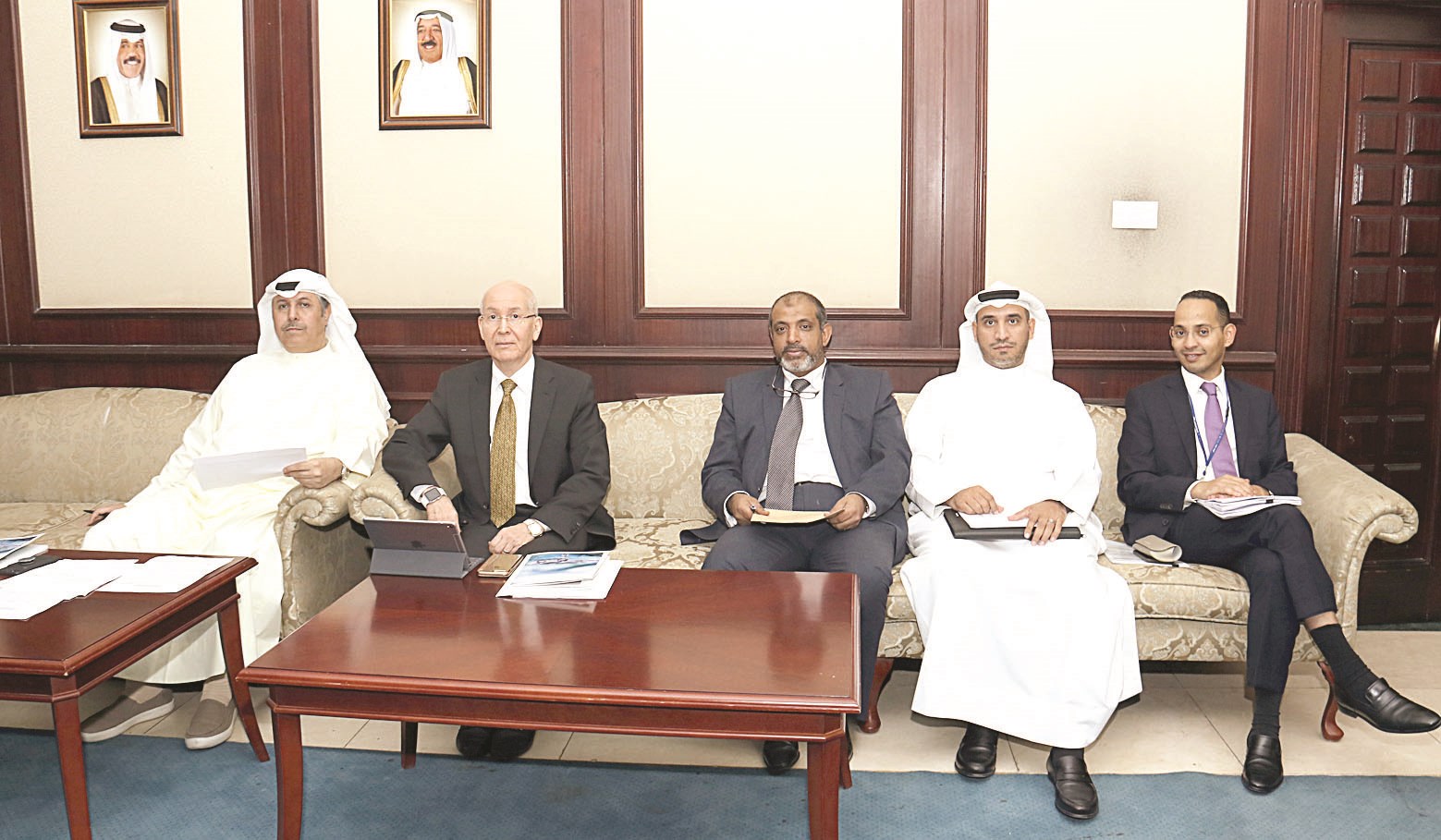 u0630u0648 u0627u0644u0641u0642u0627u0631 u0645u062au0631u0626u0633u0627u064b u0627u0644u0639u0645u0648u0645u064au0629 (u062au0635u0648u064au0631 u0628u0633u0627u0645 u0632u064au062fu0627u0646)