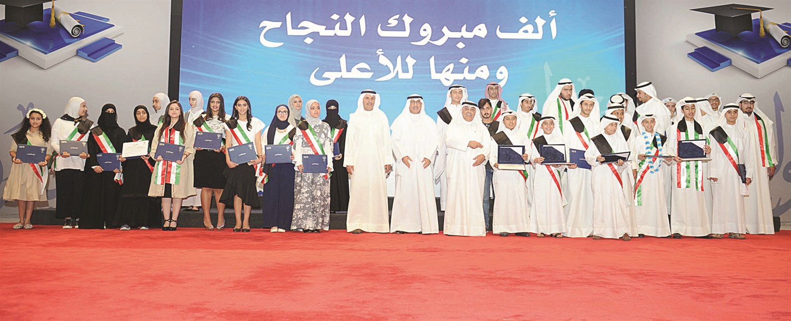 لقطة تذكارية مع فائقين وفائقات