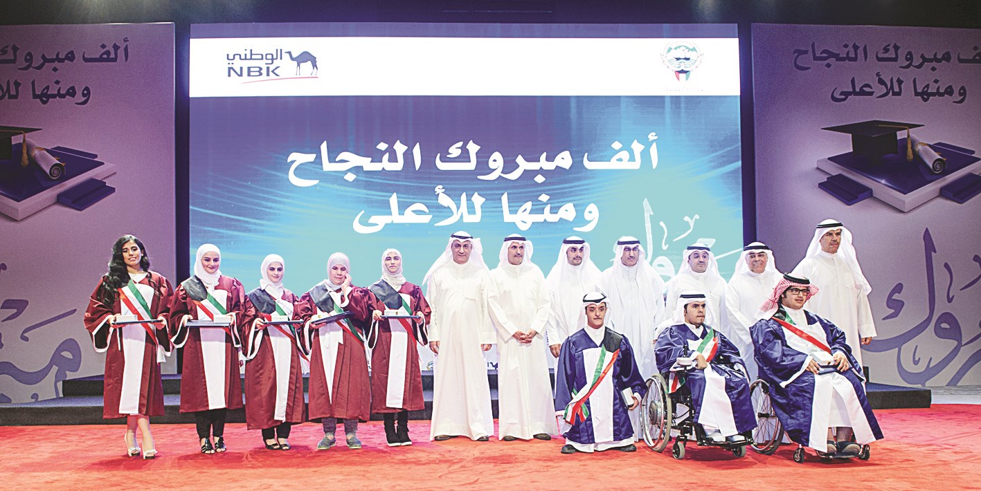 الصقر والفليج وقيادات «التربية» و«الوطني» في لقطة تذكارية مع الفائقين