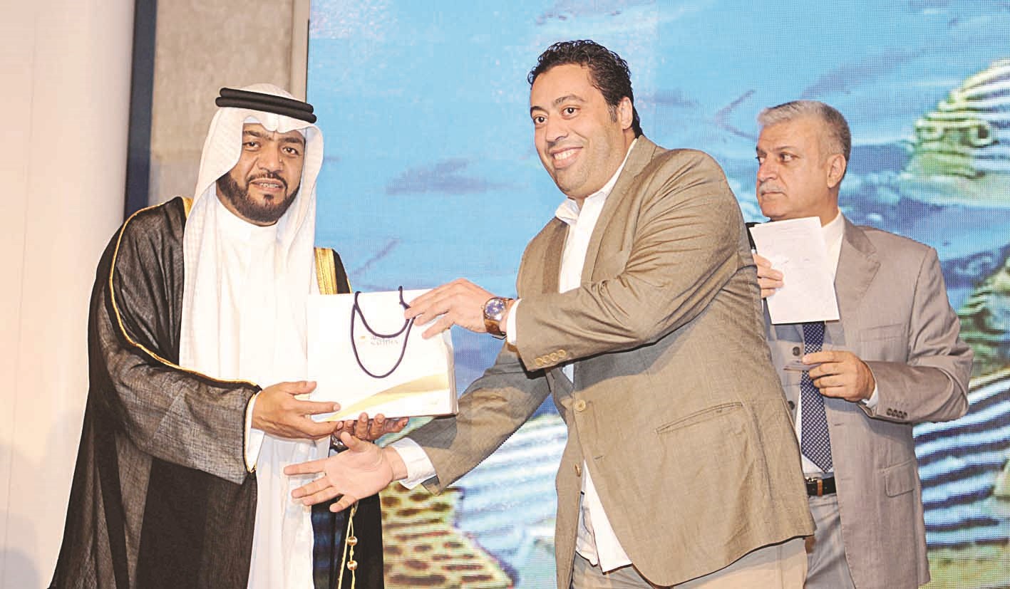 تكريم أحد المشاركين