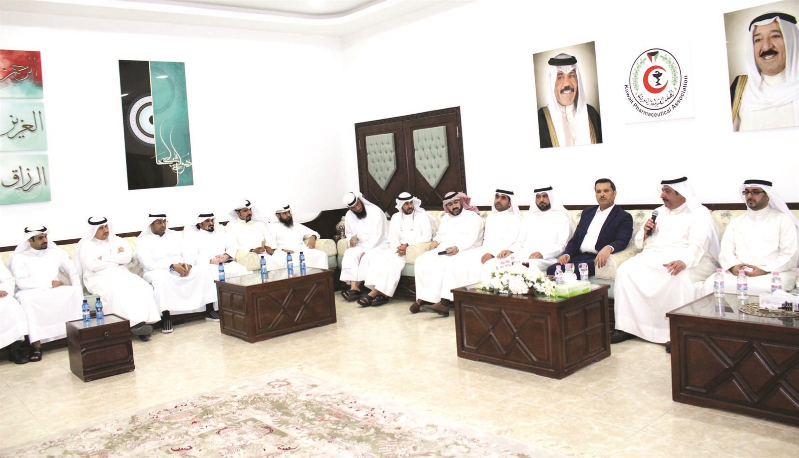 الحربي يتوسط عدداً من الصيادلة في غبقة جمعيتهم