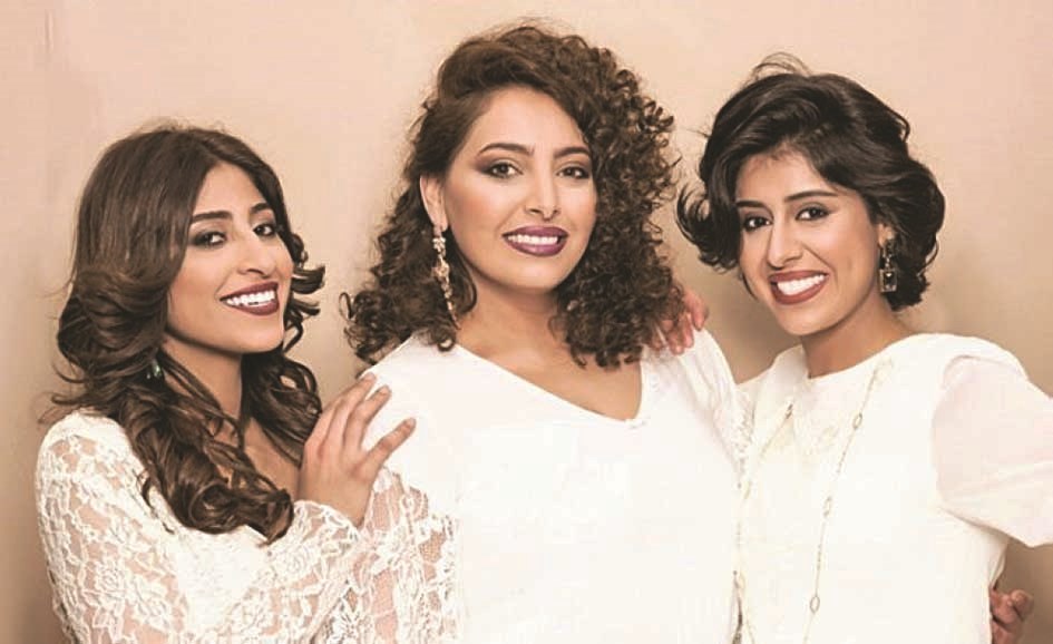 فاطمة الصفي تتوسط فرح الصراف وشجون الهاجري