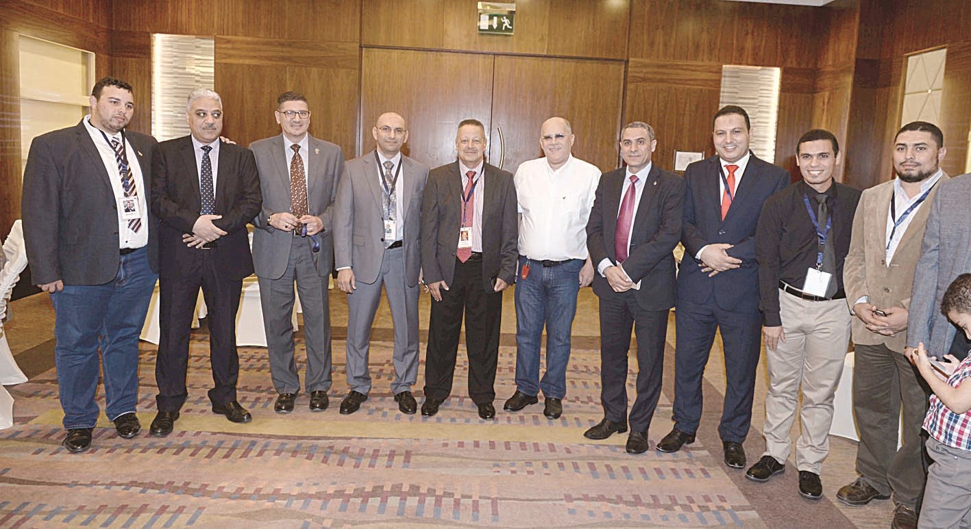 رئيس وأعضاء رابطة المهندسين المصريين في استقبال المدعوين  (تصوير زكريا عطية)