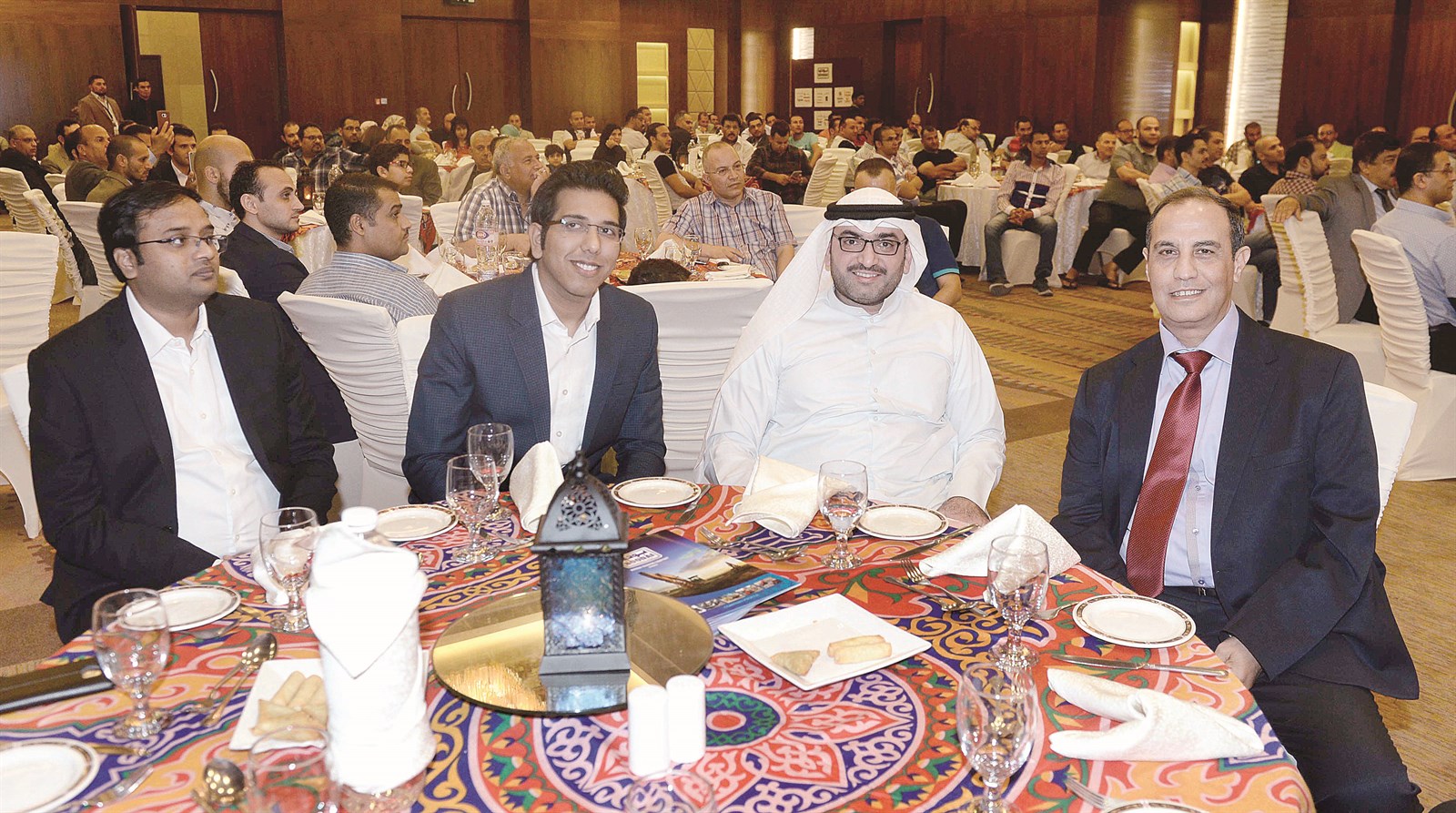 أيمن عبدالصادق وعدد من الحضور في الغبقة