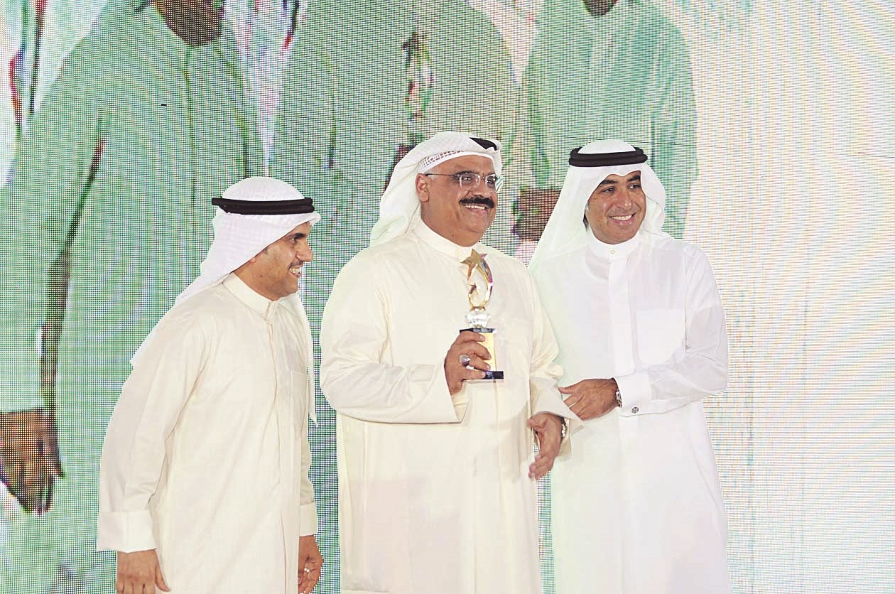 داود حسين يتلقى التكريم