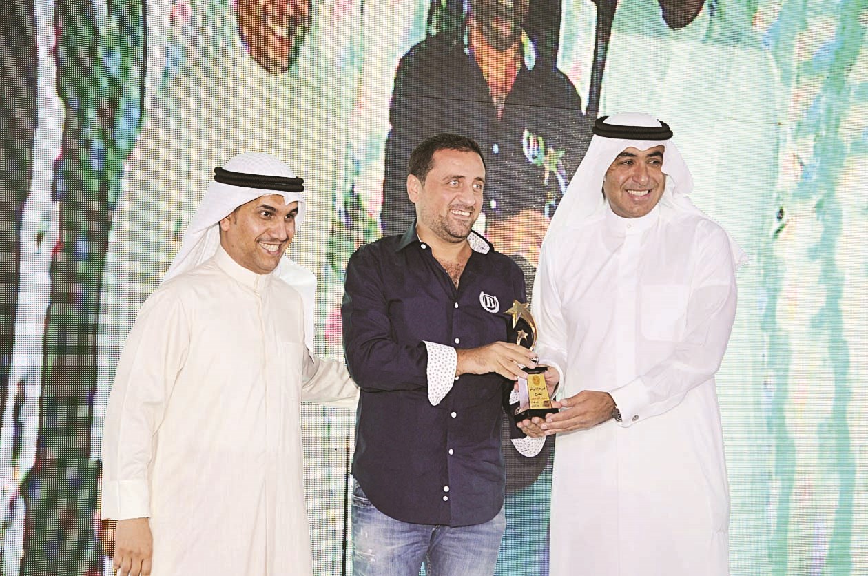 منير الزعبي يتسلم جائزته