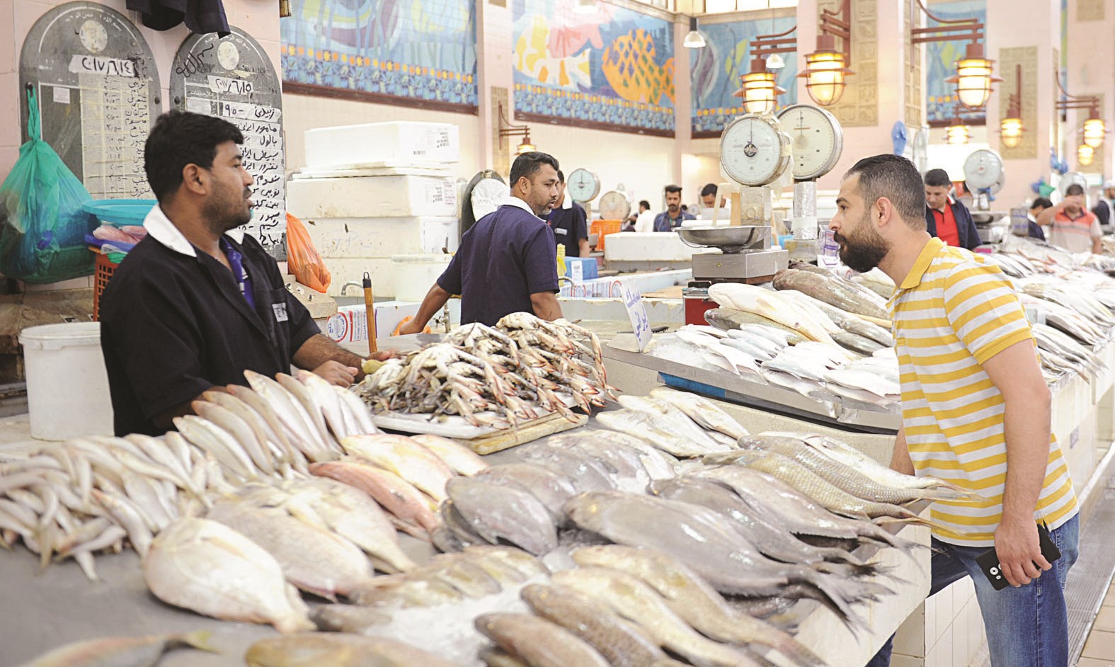 الزميل محد أنور يتحدث مع أحد البائعين