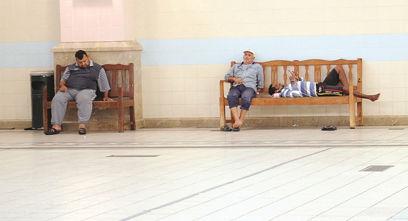 ...اتخذوا من المقاعد الخشبية أسرّة