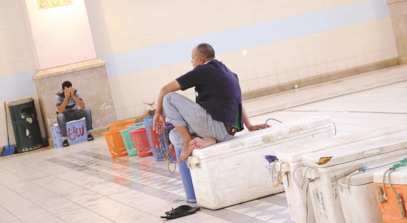 بائعو السمك بانتظار زبائنهم