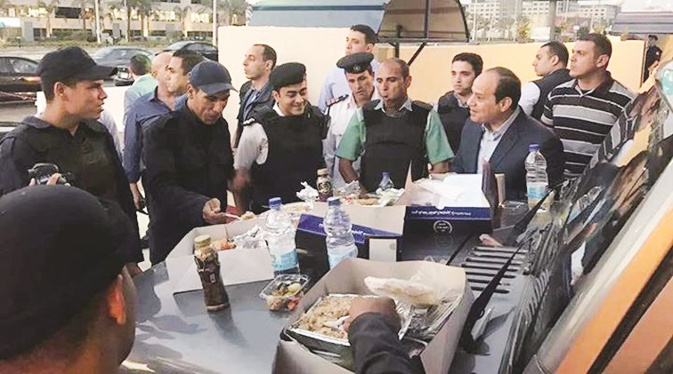 u0627u0644u0633u064au0633u064a u064au062au0646u0627u0648u0644 u0627u0644u0625u0641u0637u0627u0631 u0645u0639 u0623u0641u0631u0627u062f u0627u0644u0643u0645u064au0646 u0627u0644u0623u0645u0646u064a