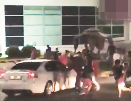 ... واجتماع على سيارة تحطيماً