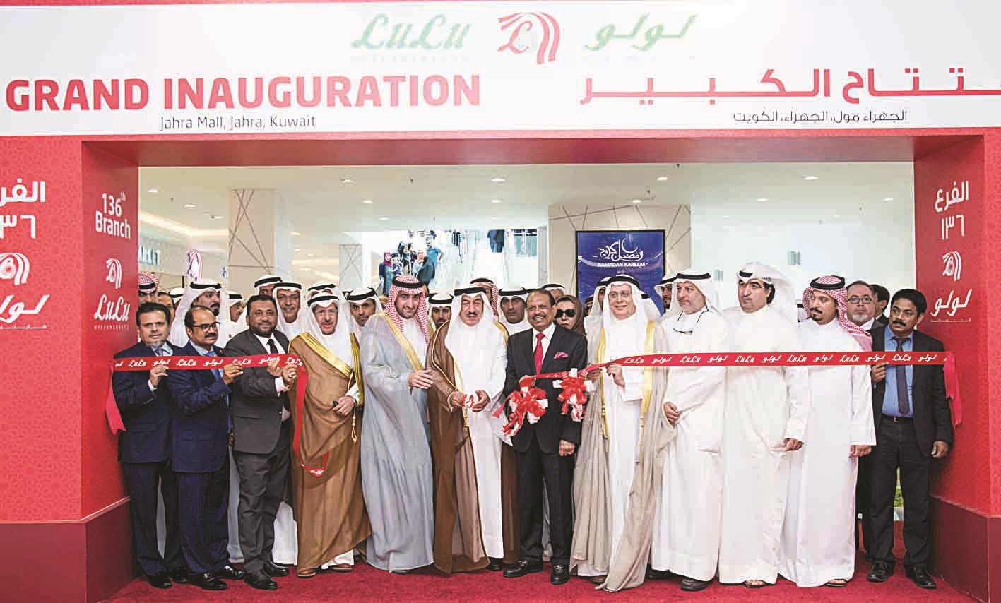 فهد الأمير يقص شريط الافتتاح