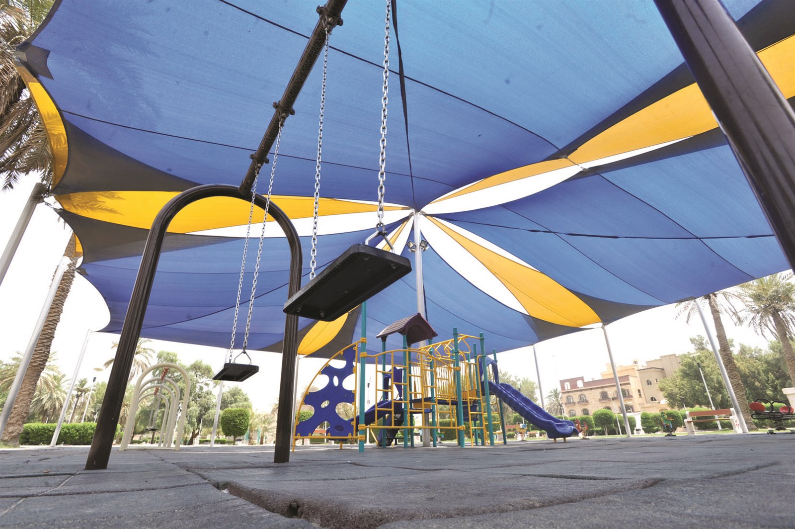 ألعاب أطفال داخل الحديقة