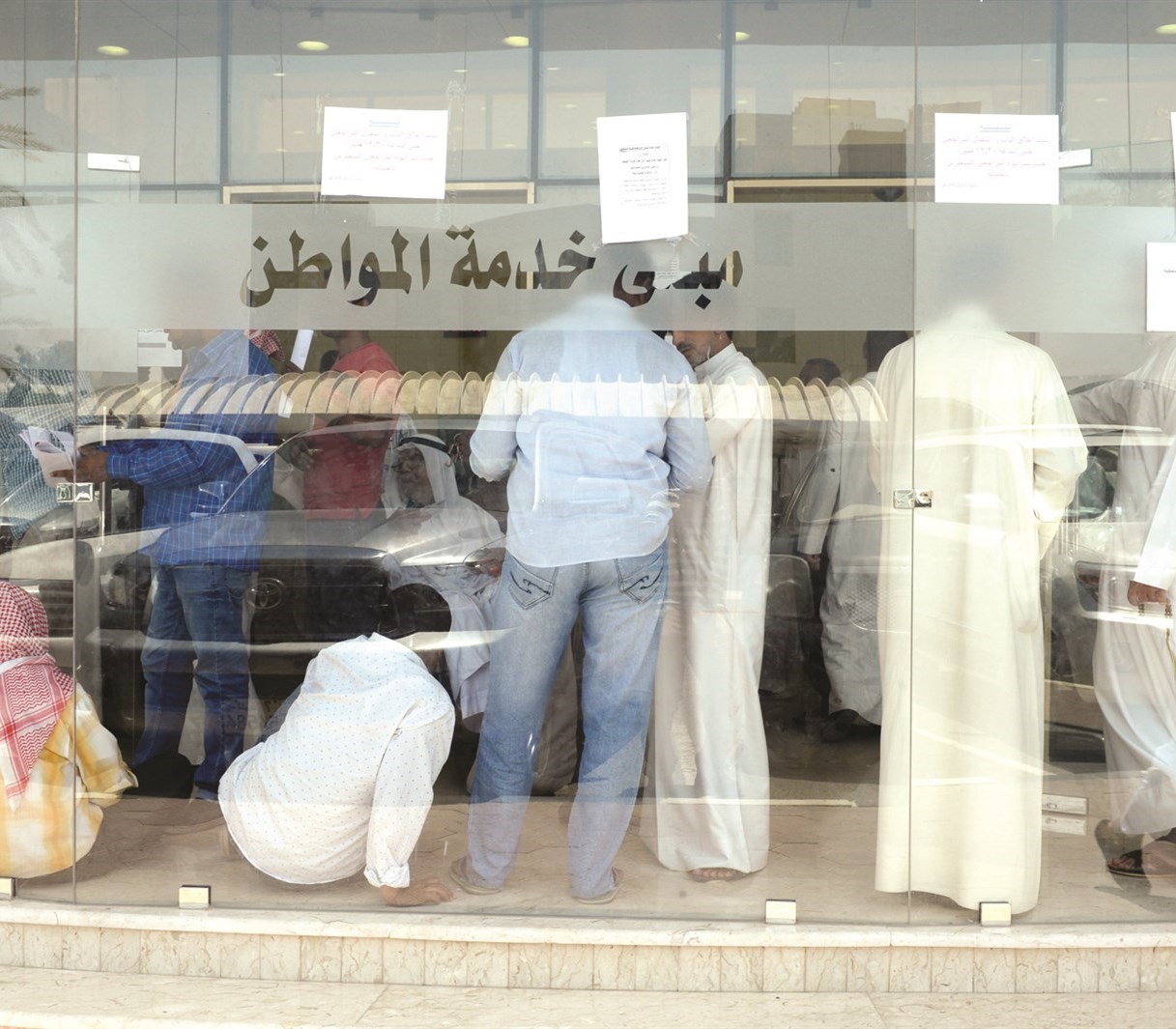 معاناة طويلة لتسلّم ورقة الصرف