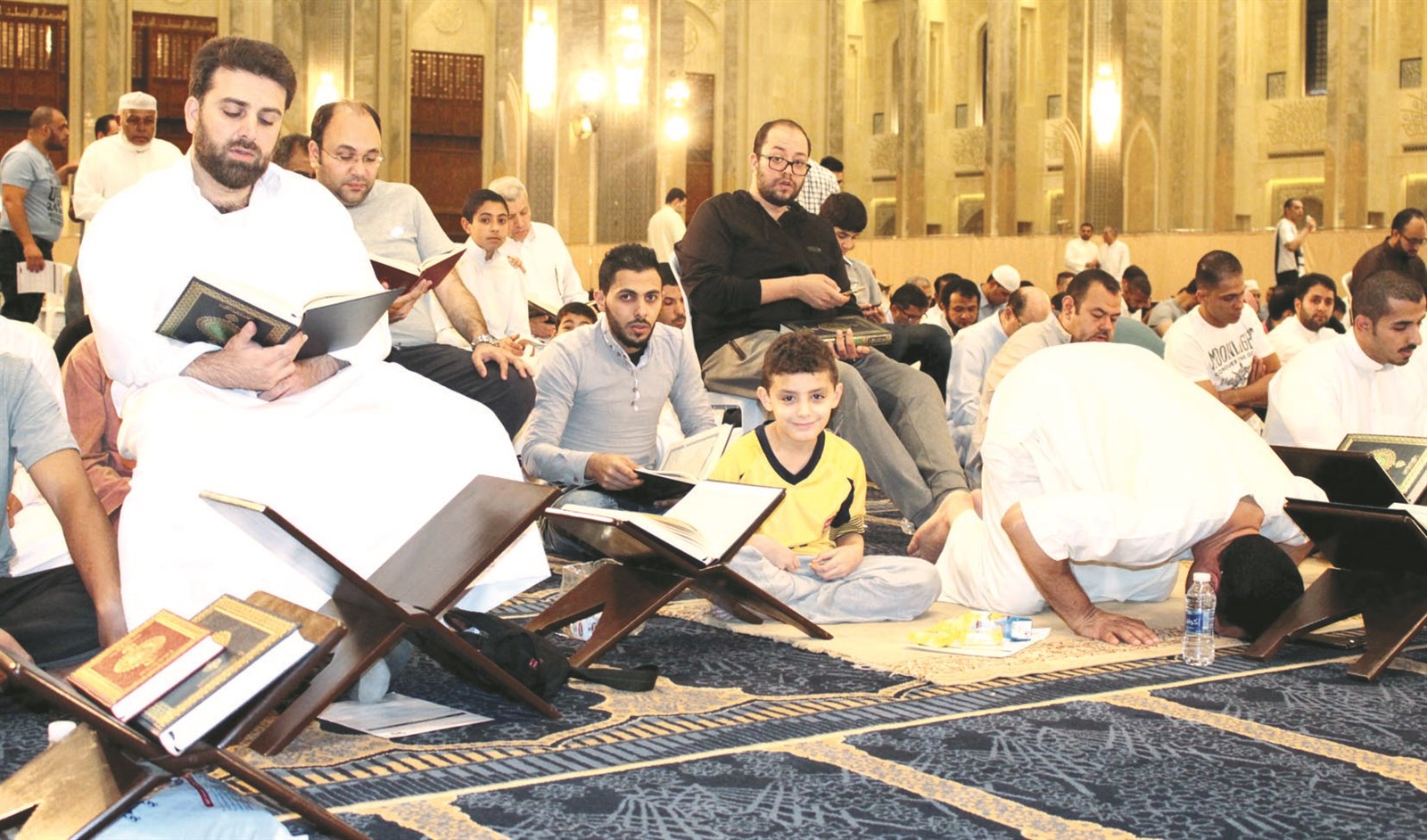 إحياء الليلة بين الصلاة وتلاوة القرآن          (تصوير كرم ذياب)