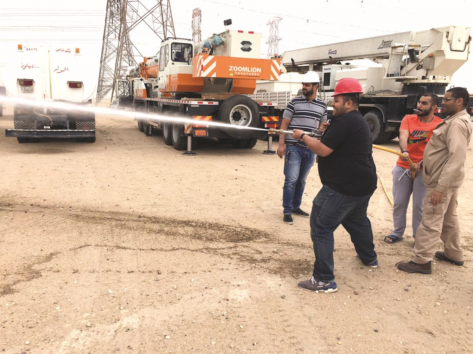 أحد أفراد الفريق يجري تدريباً على التعامل مع أحد المواقف