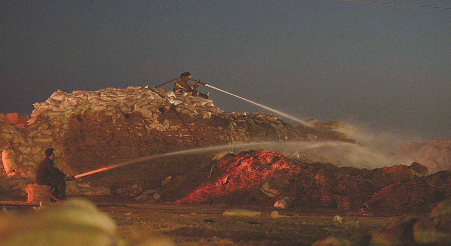 إطفائيون يقاومون الحريق (تصوير نايف العقلة)